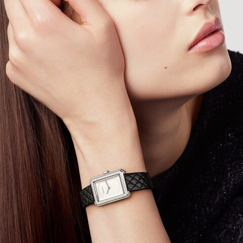 CHANEL horloge met een kast in staal, met een wijzerplaat in het wit en een diameter van 21.5 x 27.9 mm
