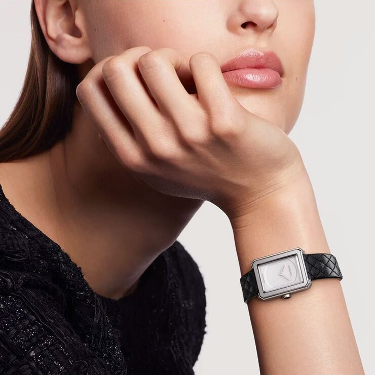 CHANEL horloge met een kast in staal, met een wijzerplaat in het zilver en een diameter van 21.5 x 27.9 mm