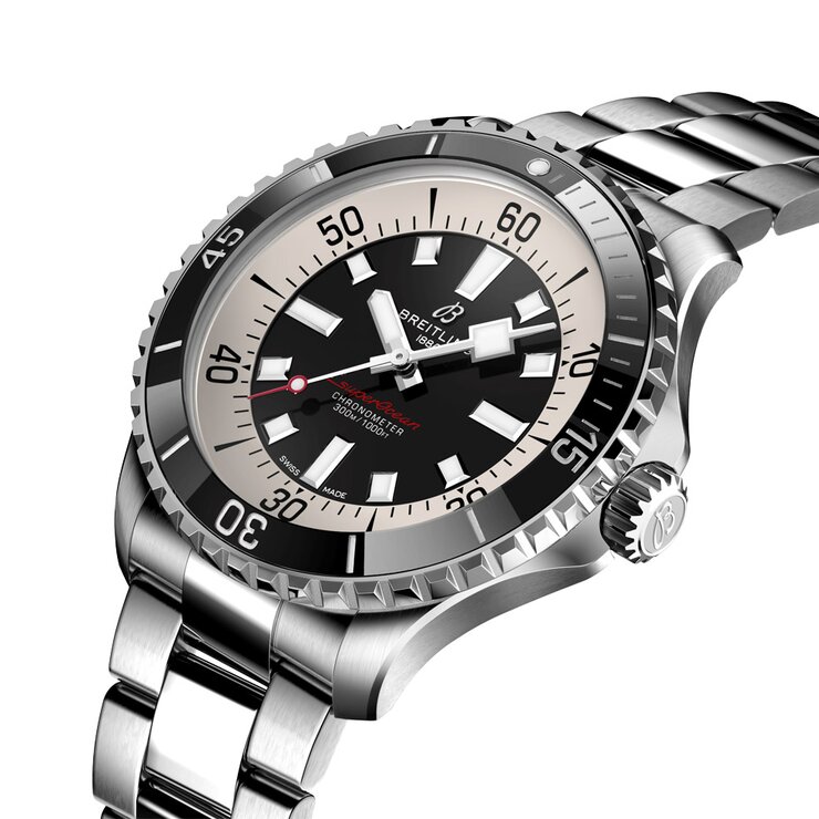 Breitling horloge met een kast in staal, met een wijzerplaat in het zwart en een diameter van 44
