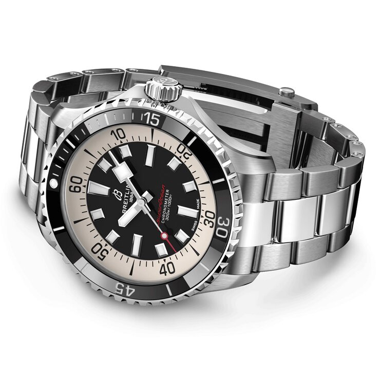 Breitling horloge met een kast in staal, met een wijzerplaat in het zwart en een diameter van 44