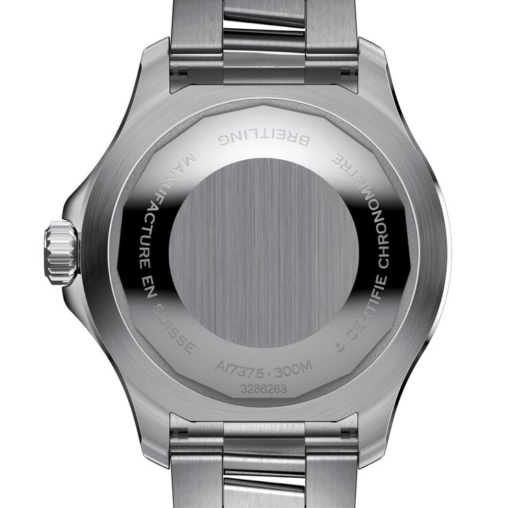 Breitling horloge met een kast in staal, met een wijzerplaat in het zwart en een diameter van 44