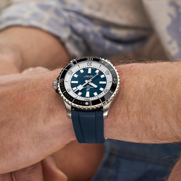 Breitling horloge met een kast in staal, met een wijzerplaat in het blauw en een diameter van 44