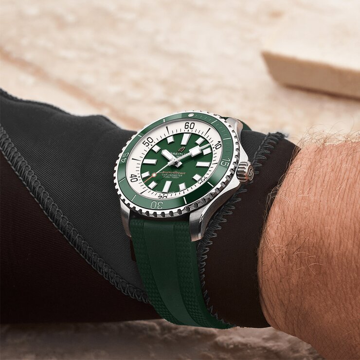 Breitling horloge met een kast in staal, met een wijzerplaat in het groen en een diameter van 44
