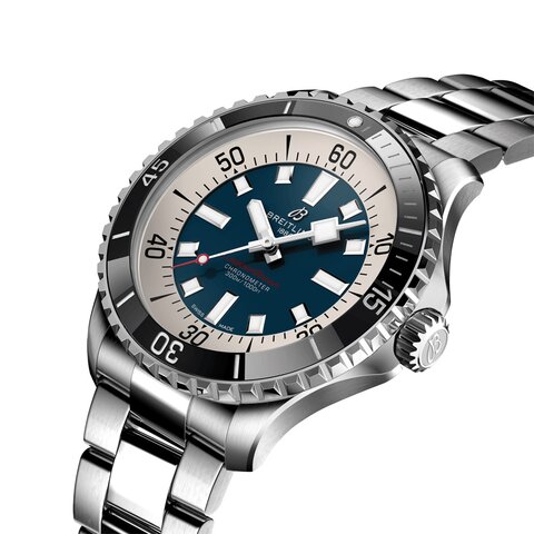 Breitling horloge met een kast in staal, met een wijzerplaat in het blauw en een diameter van 44 mm