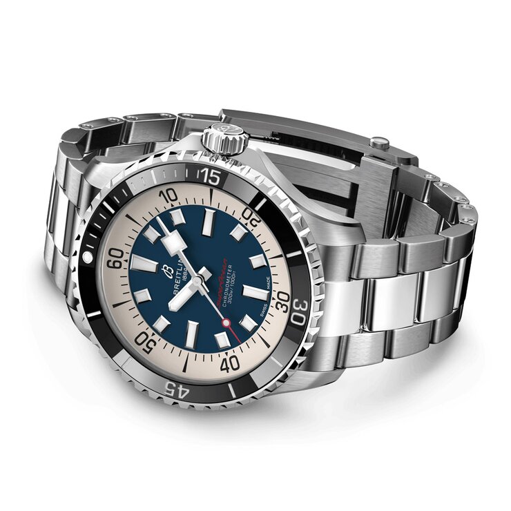 Breitling horloge met een kast in staal, met een wijzerplaat in het blauw en een diameter van 44