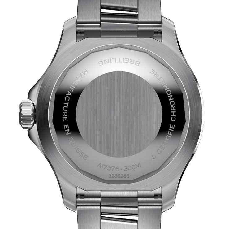 montre Breitling avec un boîtier en acier, un cadran bleu et un diamètre de 44 mm