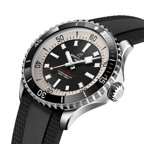 Breitling horloge met een kast in staal, met een wijzerplaat in het zwart en een diameter van 42 mm