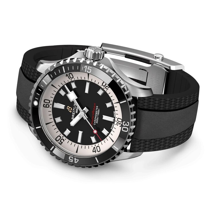 Breitling horloge met een kast in staal, met een wijzerplaat in het zwart en een diameter van 42