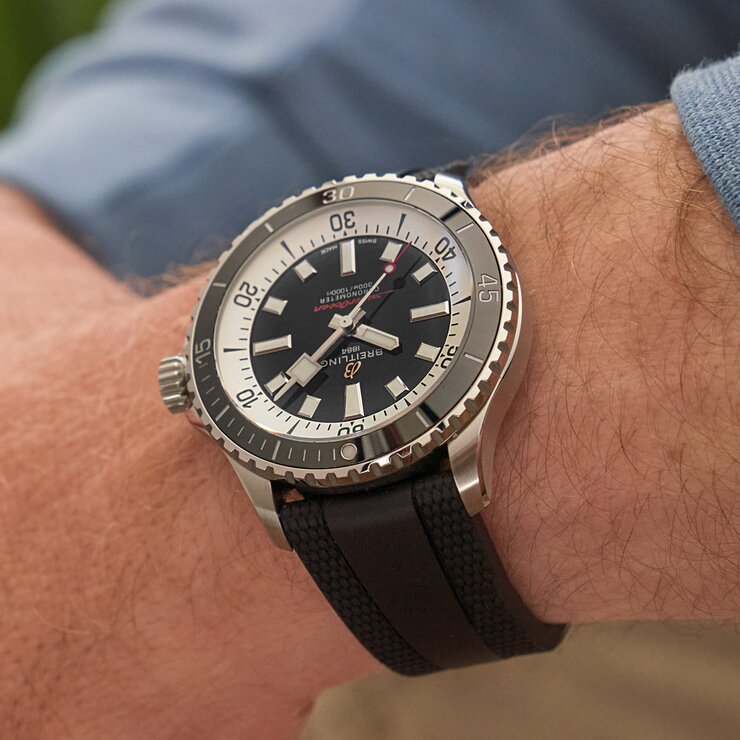 Breitling horloge met een kast in staal, met een wijzerplaat in het zwart en een diameter van 42