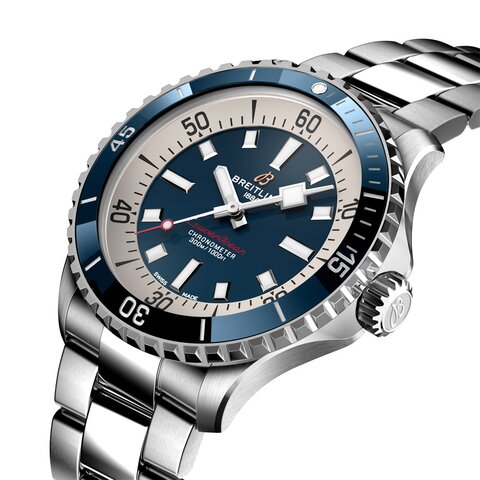 Breitling horloge met een kast in staal, met een wijzerplaat in het blauw en een diameter van 42 mm