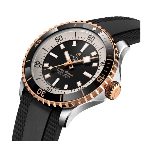 Breitling horloge met een kast in rosé goud op staal, met een wijzerplaat in het zwart en een diameter van 42 mm