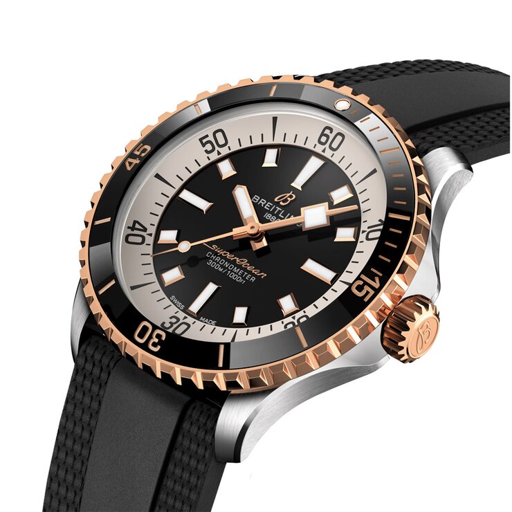 Breitling horloge met een kast in rosé goud op staal, met een wijzerplaat in het zwart en een diameter van 42