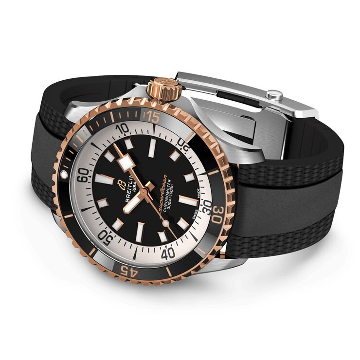 Breitling horloge met een kast in rosé goud op staal, met een wijzerplaat in het zwart en een diameter van 42