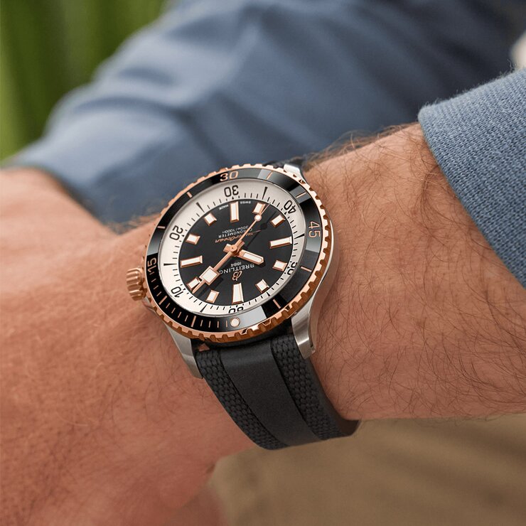 Breitling horloge met een kast in rosé goud op staal, met een wijzerplaat in het zwart en een diameter van 42