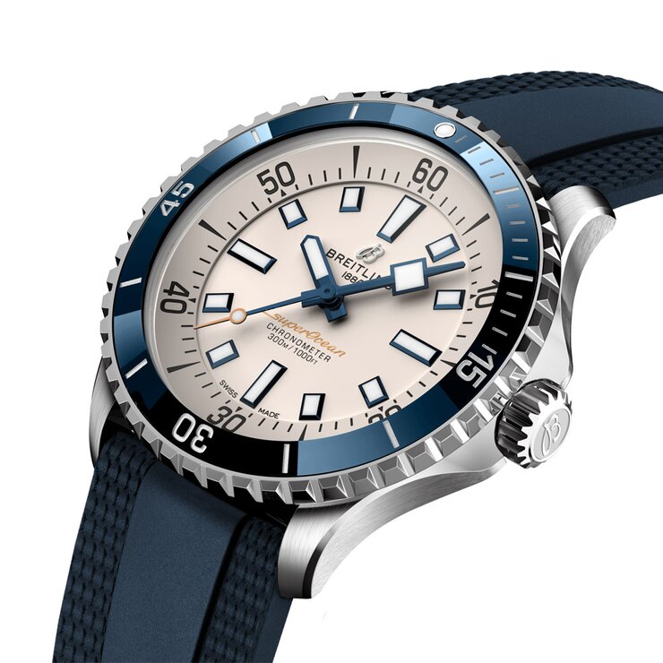Breitling horloge met een kast in staal, met een wijzerplaat in het wit en een diameter van 42