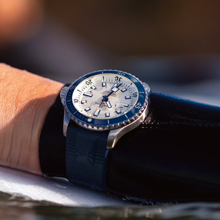 Breitling horloge met een kast in staal, met een wijzerplaat in het wit en een diameter van 42