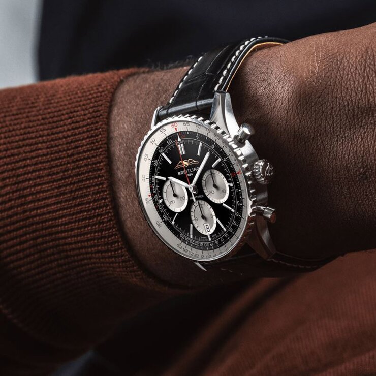 Breitling horloge met een kast in staal, met een wijzerplaat in het zwart en een diameter van 43 mm