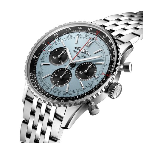 Breitling horloge met een kast in staal, met een wijzerplaat in het blauw en een diameter van 43 mm