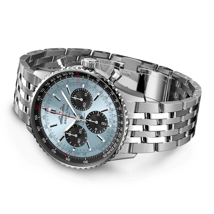 Breitling horloge met een kast in staal, met een wijzerplaat in het blauw en een diameter van 43