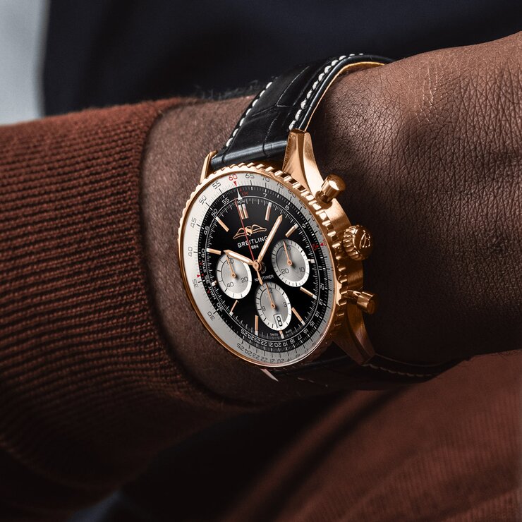 Breitling horloge met een kast in rosé goud, met een wijzerplaat in het zwart en een diameter van 43