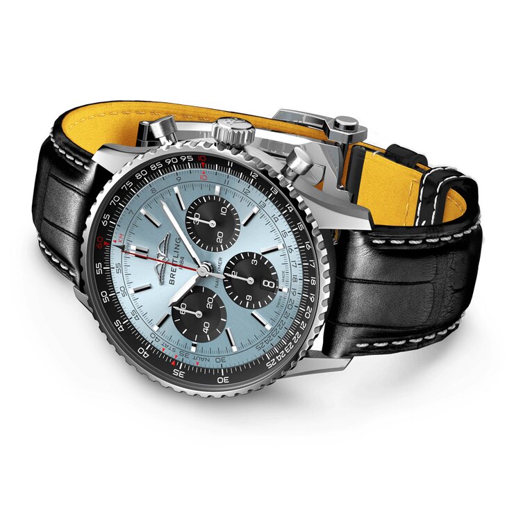 Breitling horloge met een kast in staal, met een wijzerplaat in het blauw en een diameter van 43