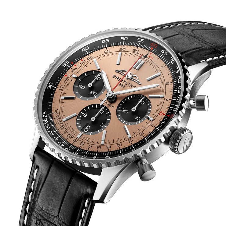 Breitling horloge met een kast in staal, met een wijzerplaat in het rosé en een diameter van 43