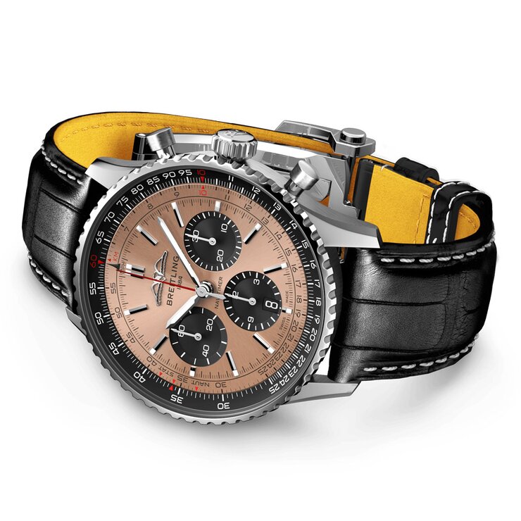 Breitling horloge met een kast in staal, met een wijzerplaat in het rosé en een diameter van 43