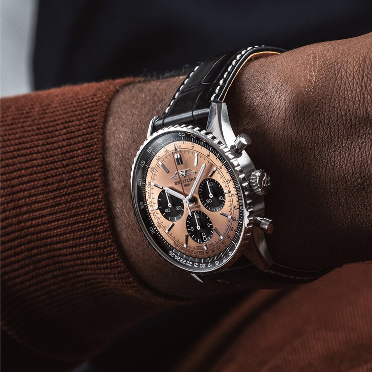 Breitling horloge met een kast in staal, met een wijzerplaat in het rosé en een diameter van 43
