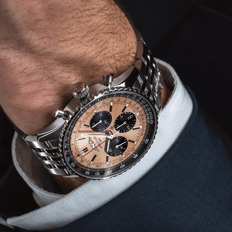 Breitling horloge met een kast in staal, met een wijzerplaat in het rosé en een diameter van 43