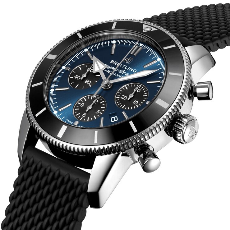 montre Breitling avec un boîtier en acier, un cadran bleu et un diamètre de 44 mm