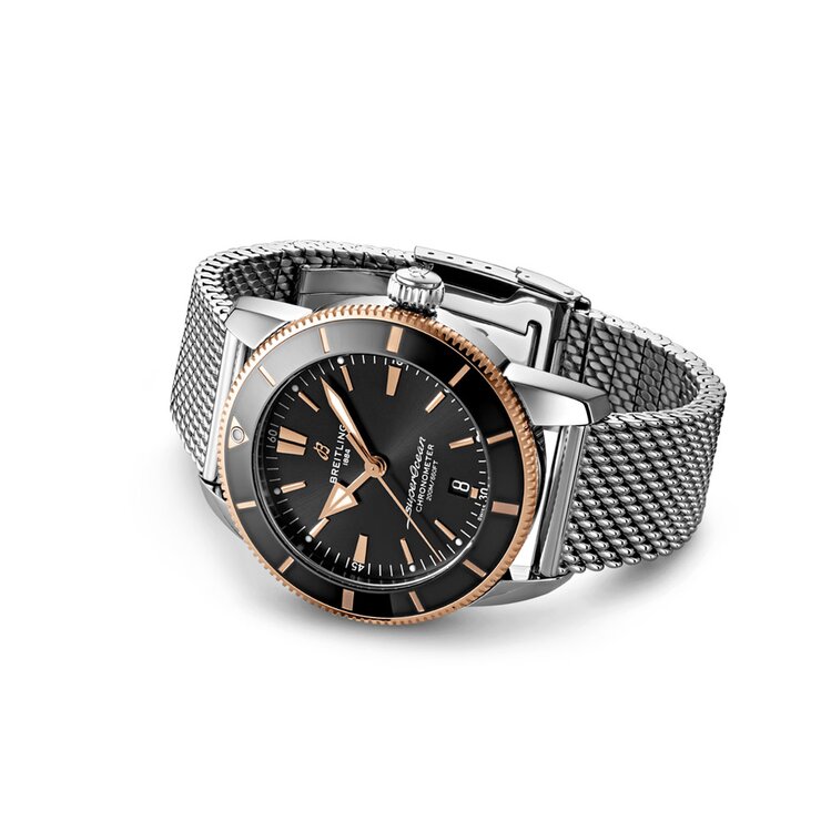 montre Breitling avec un boîtier en or rose sur acier, un cadran noir et un diamètre de 44