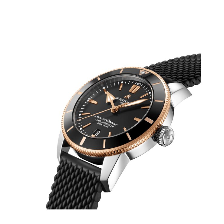 Breitling horloge met een kast in rosé goud op staal, met een wijzerplaat in het zwart en een diameter van 44