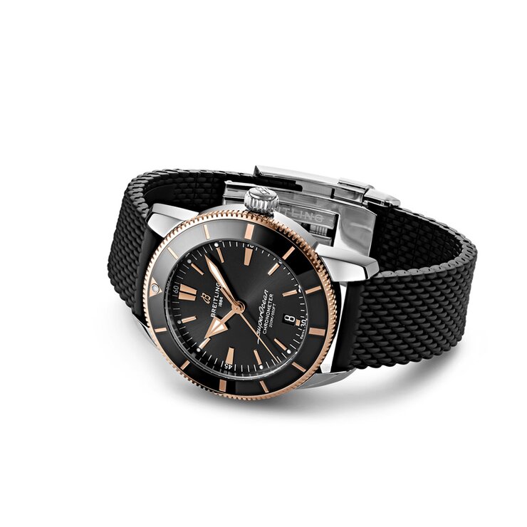 Breitling horloge met een kast in rosé goud op staal, met een wijzerplaat in het zwart en een diameter van 44