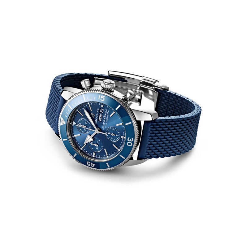 montre Breitling avec un boîtier en acier, un cadran bleu et un diamètre de 44