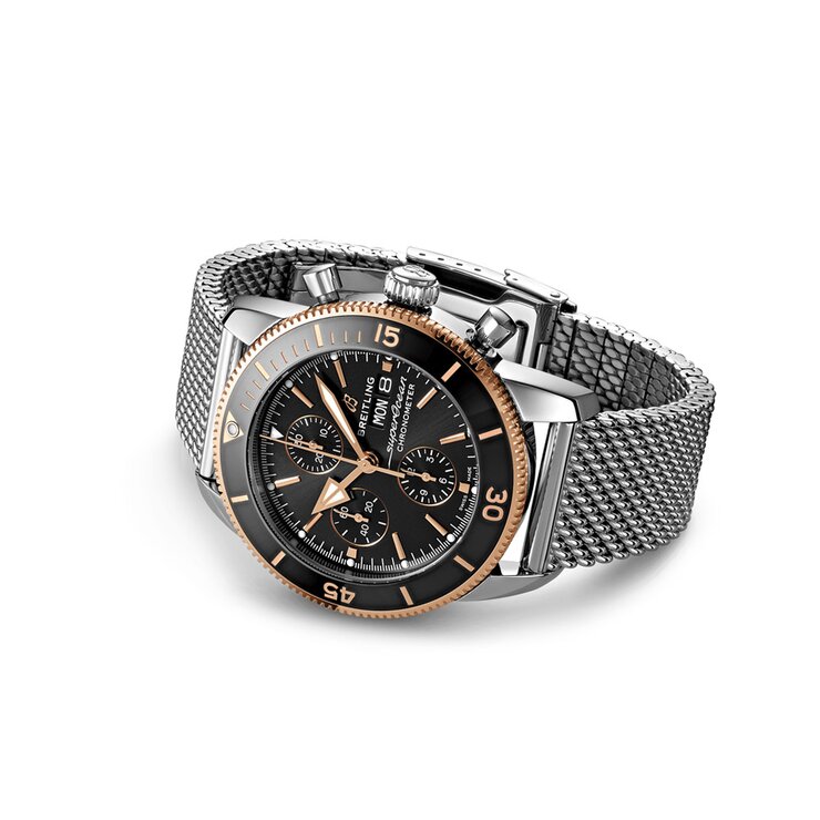 Breitling horloge met een kast in rosé goud op staal, met een wijzerplaat in het zwart en een diameter van 44