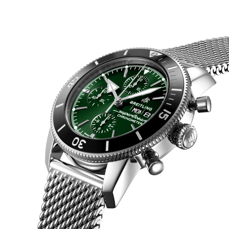 Breitling horloge met een kast in staal, met een wijzerplaat in het groen en een diameter van 44 mm