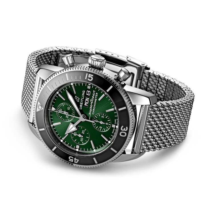 Breitling horloge met een kast in staal, met een wijzerplaat in het groen en een diameter van 44 mm