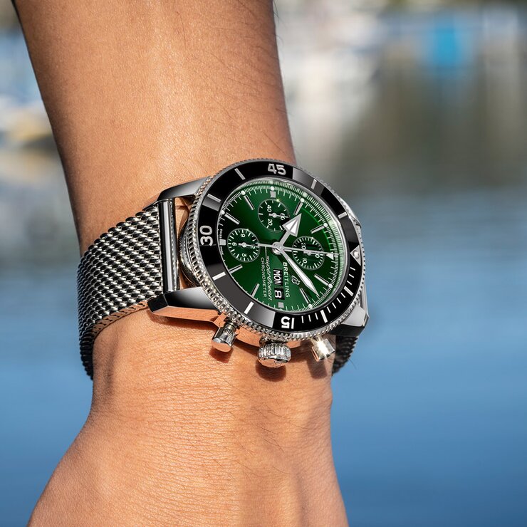 Breitling horloge met een kast in staal, met een wijzerplaat in het groen en een diameter van 44 mm