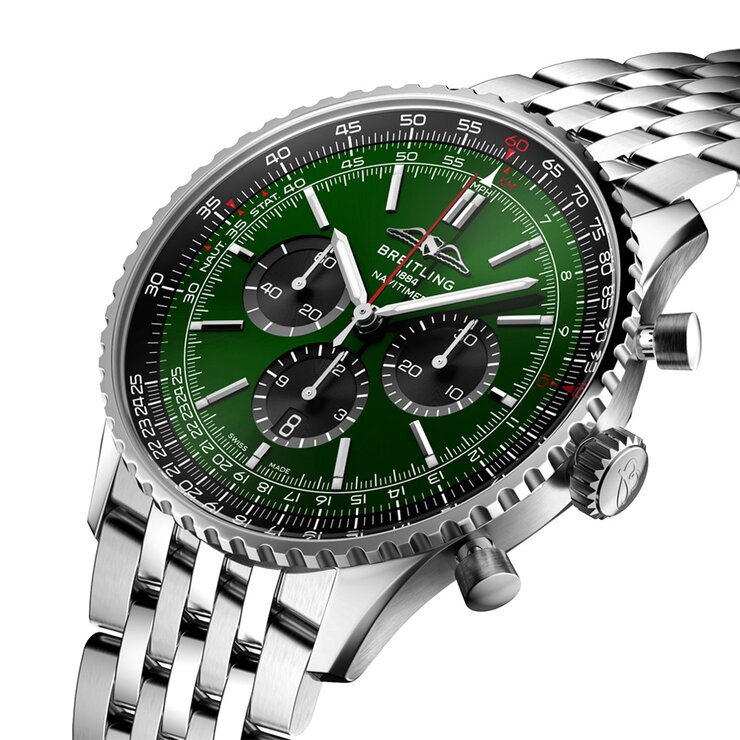 Breitling horloge met een kast in staal, met een wijzerplaat in het groen en een diameter van 46