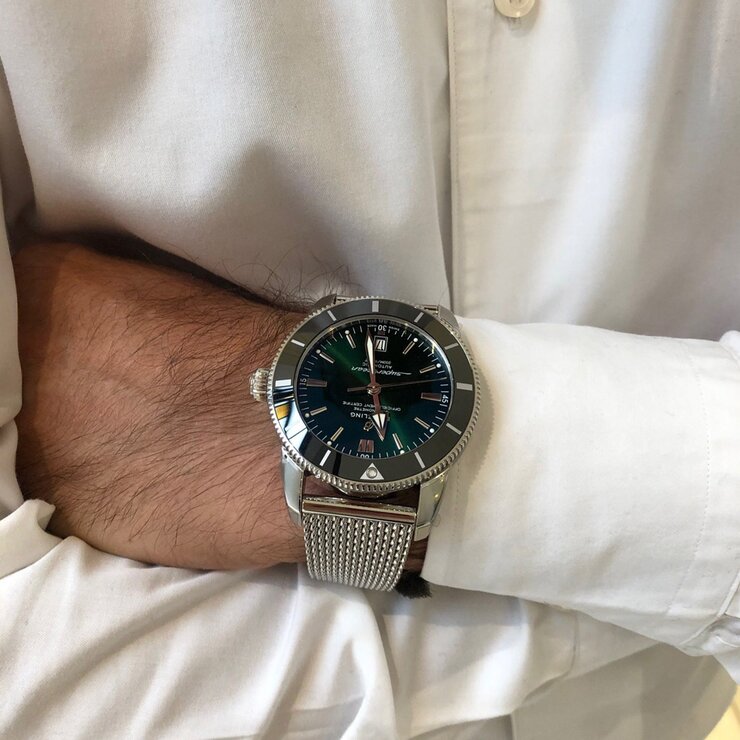 Breitling horloge met een kast in staal, met een wijzerplaat in het groen en een diameter van 46 mm