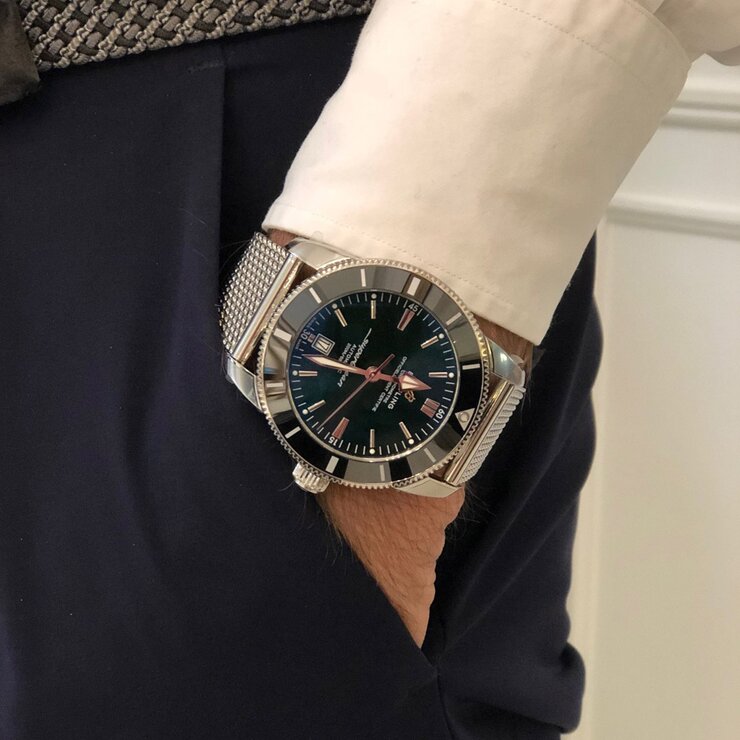 Breitling horloge met een kast in staal, met een wijzerplaat in het groen en een diameter van 46 mm