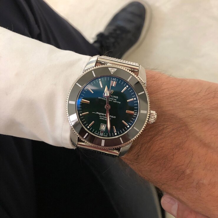 Breitling horloge met een kast in staal, met een wijzerplaat in het groen en een diameter van 46 mm