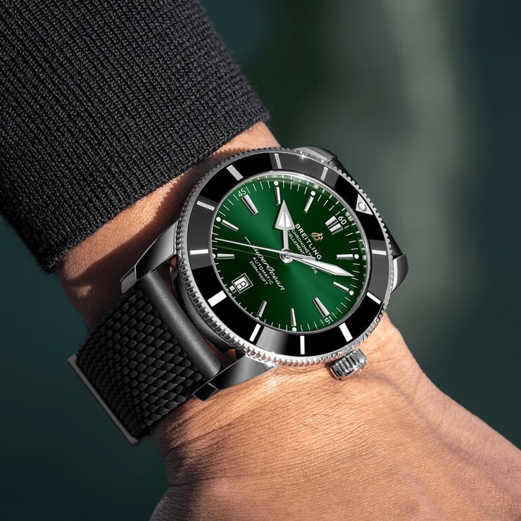 Breitling horloge met een kast in staal, met een wijzerplaat in het groen en een diameter van 46