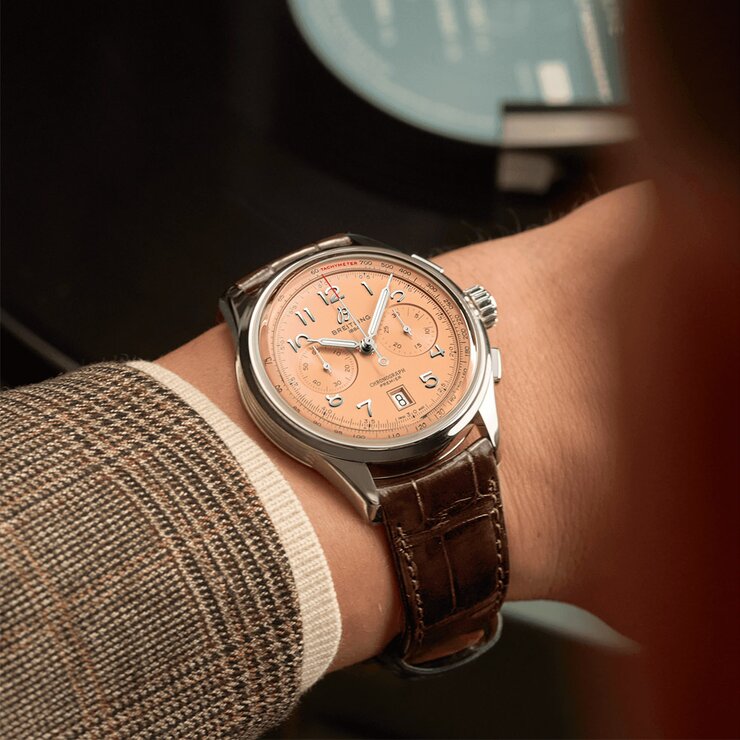 Breitling horloge met een kast in staal, met een wijzerplaat in het rosé en een diameter van 42 mm
