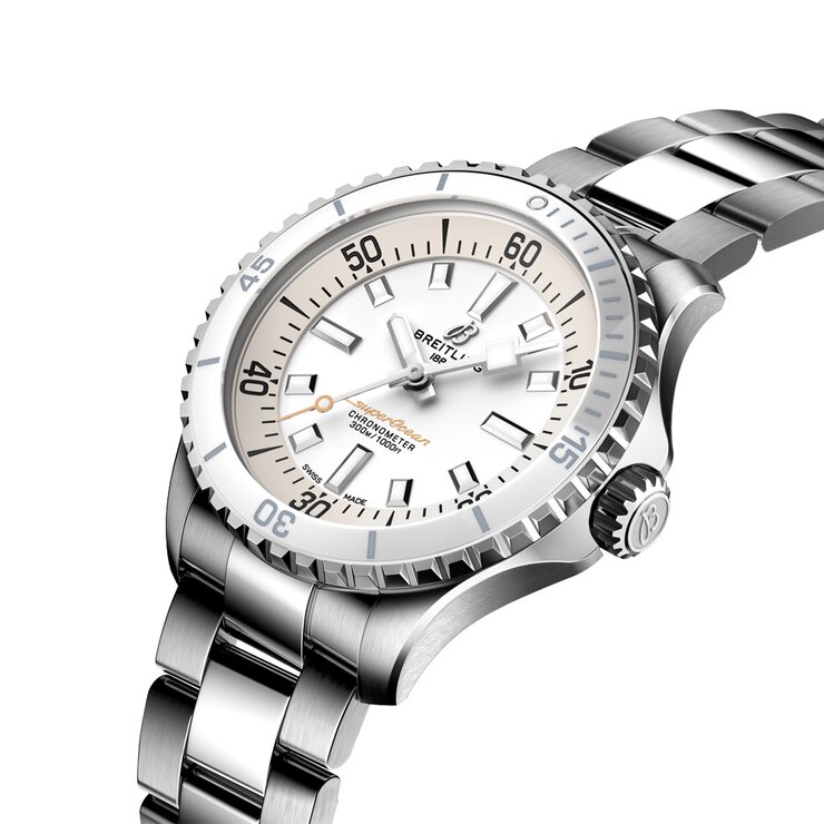 montre Breitling avec un boîtier en acier, un cadran blanc et un diamètre de 36