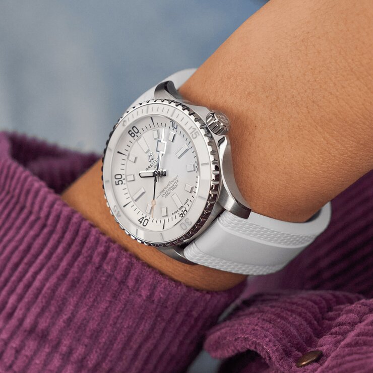 Breitling horloge met een kast in staal, met een wijzerplaat in het wit en een diameter van 36 mm
