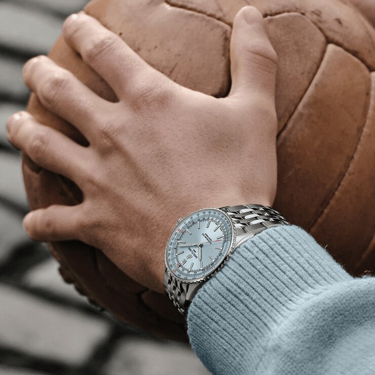 Breitling horloge met een kast in staal, met een wijzerplaat in het blauw en een diameter van 41 mm