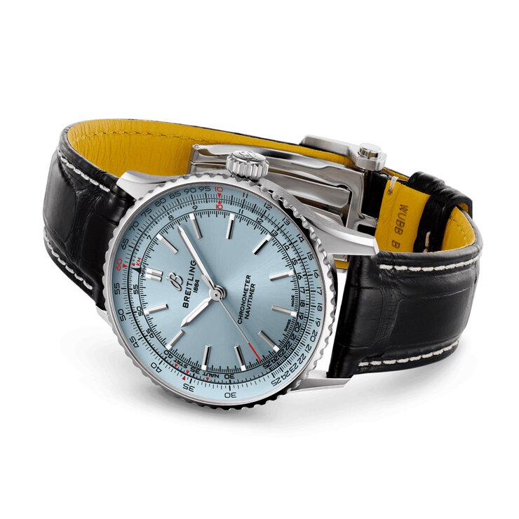 montre Breitling avec un boîtier en acier, un cadran bleu et un diamètre de 41