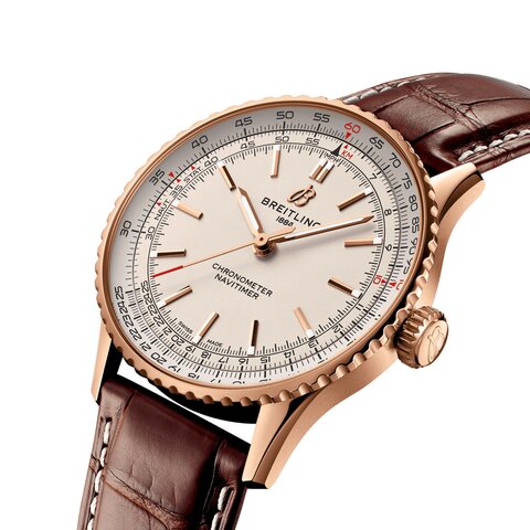 Breitling horloge met een kast in rosé goud, met een wijzerplaat in het beige en een diameter van 41 mm