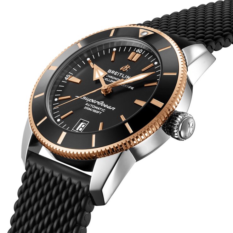 Breitling horloge met een kast in rosé goud op staal, met een wijzerplaat in het zwart en een diameter van 42 mm